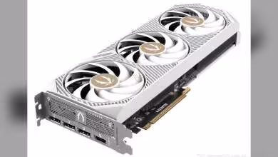 ZOTAC RTX 5070 AMP White, perspective en angle, trois ventilateurs, finition soignée