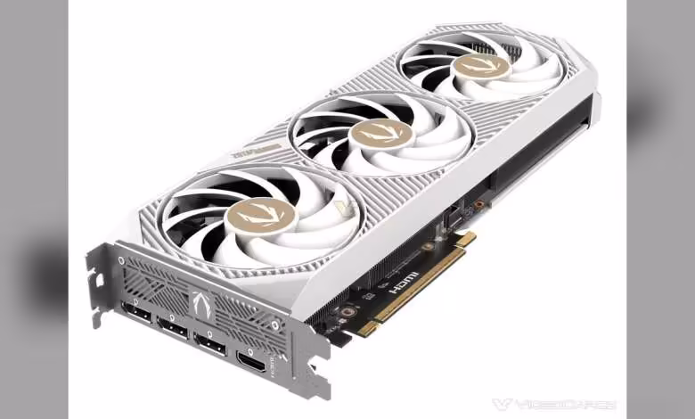RTX 5070 : ZOTAC décline sa carte AMP en White Edition à 2587 MHz et 250 W 1 ZOTAC RTX 5070 AMP White, perspective en angle, trois ventilateurs, finition soignée