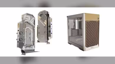 Cartes graphiques ZOTAC RTX 50 édition titane à côté d'un boîtier PC avec façade grillagée.