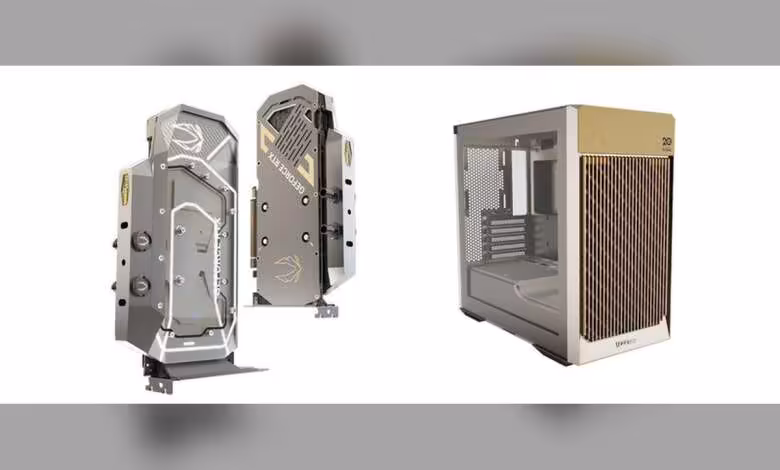 RTX 5080 : ZOTAC prépare une édition 20 ans à waterblock intégral, vue avant le Computex 2026 1 Cartes graphiques ZOTAC RTX 50 édition titane à côté d'un boîtier PC avec façade grillagée.