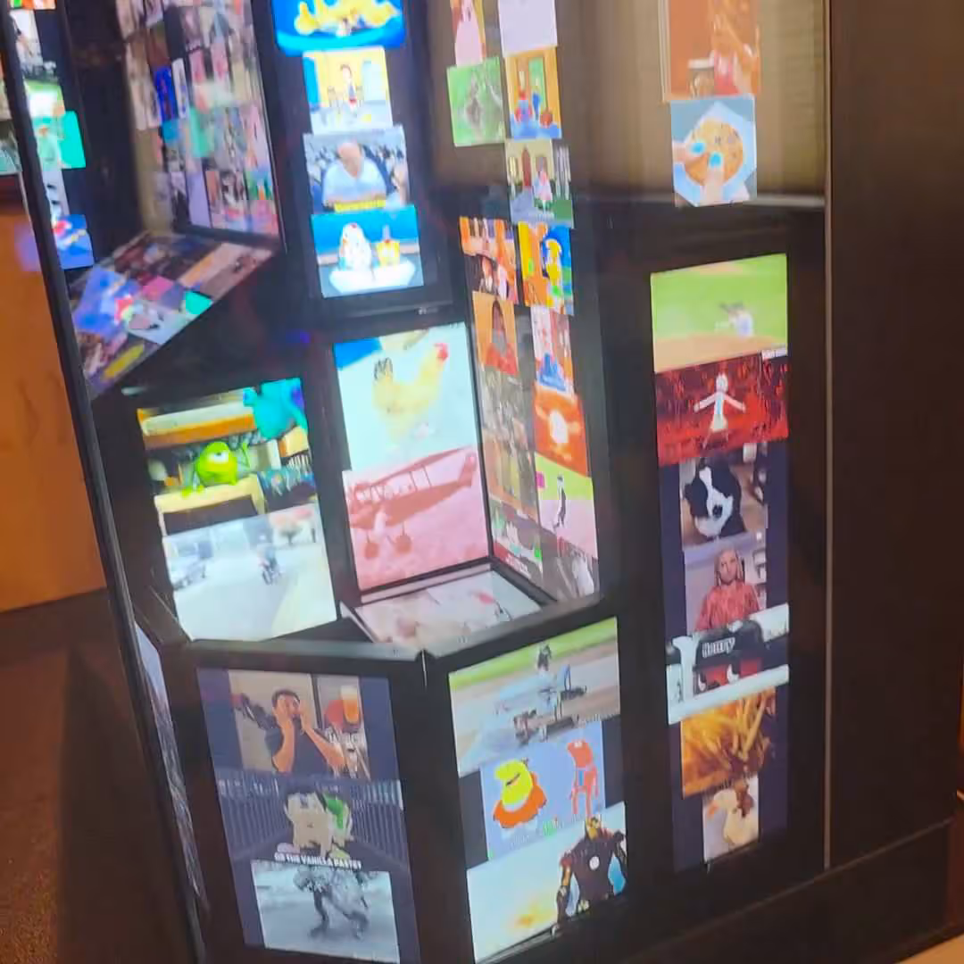 RTX 5090 : un PC sous Ryzen 9 9950X3D affiche 15 000 GIF via trois Raspberry Pi 5 2 RTX 5090 PC uses three Raspberry Pi 5 boards to run its GIF wall