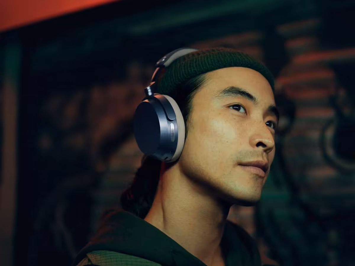 Sennheiser Momentum 5 Wireless : ANC renforcé, 57 heures et batterie remplaçable 2 Casque Sennheiser Momentum 5 Wireless porté par un utilisateur, vue profil