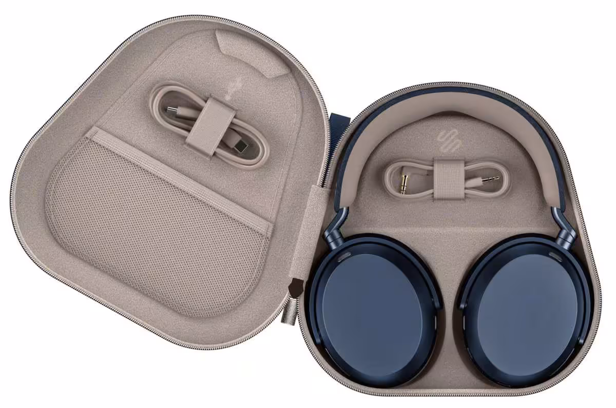 Sennheiser Momentum 5 Wireless : ANC renforcé, 57 heures et batterie remplaçable 5 Casque Sennheiser Momentum 5 Wireless dans son étui de transport avec câble audio et USB-C