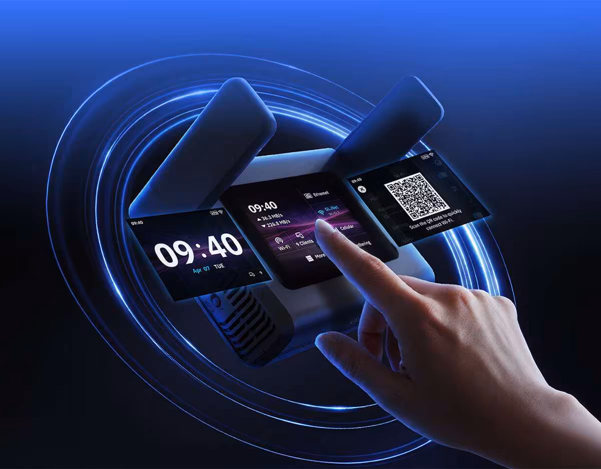 Slate 7 Pro : GL.iNet pousse le routeur de voyage Wi-Fi 7 jusqu'au tri-bande 10 Gbps 5 Interface tactile du Slate 7 Pro GL.iNet affichant l’heure, QR code et écran de réglages