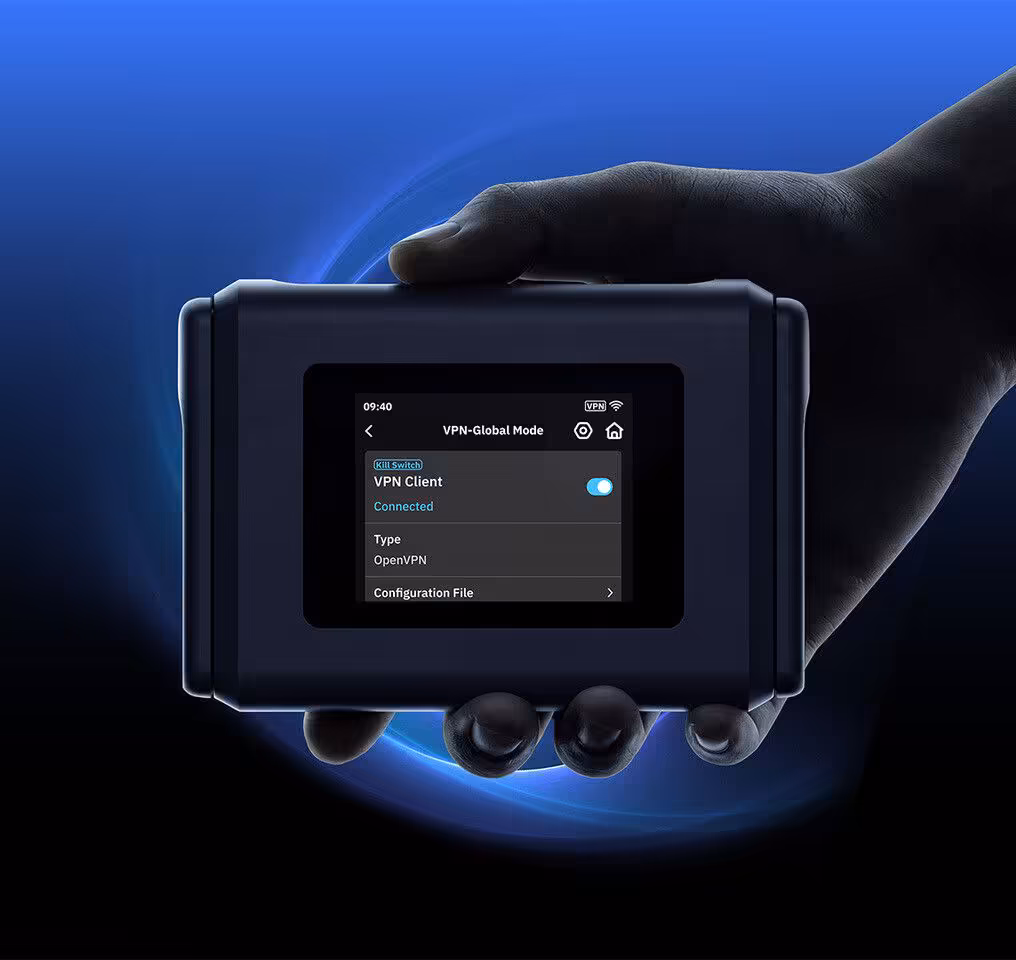 Slate 7 Pro : GL.iNet pousse le routeur de voyage Wi-Fi 7 jusqu'au tri-bande 10 Gbps 6 GL.iNet Slate 7 Pro tenu en main, écran affichant le mode client VPN