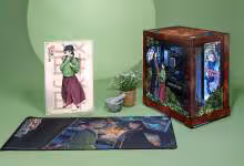 Boîte produit Starforge Systems x The Apothecary Diaries avec tour PC décorée, artbook et tapis de bureau