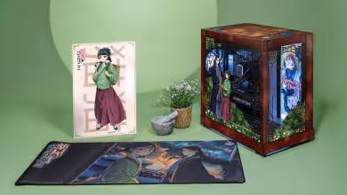 Boîte produit Starforge Systems x The Apothecary Diaries avec tour PC décorée, artbook et tapis de bureau