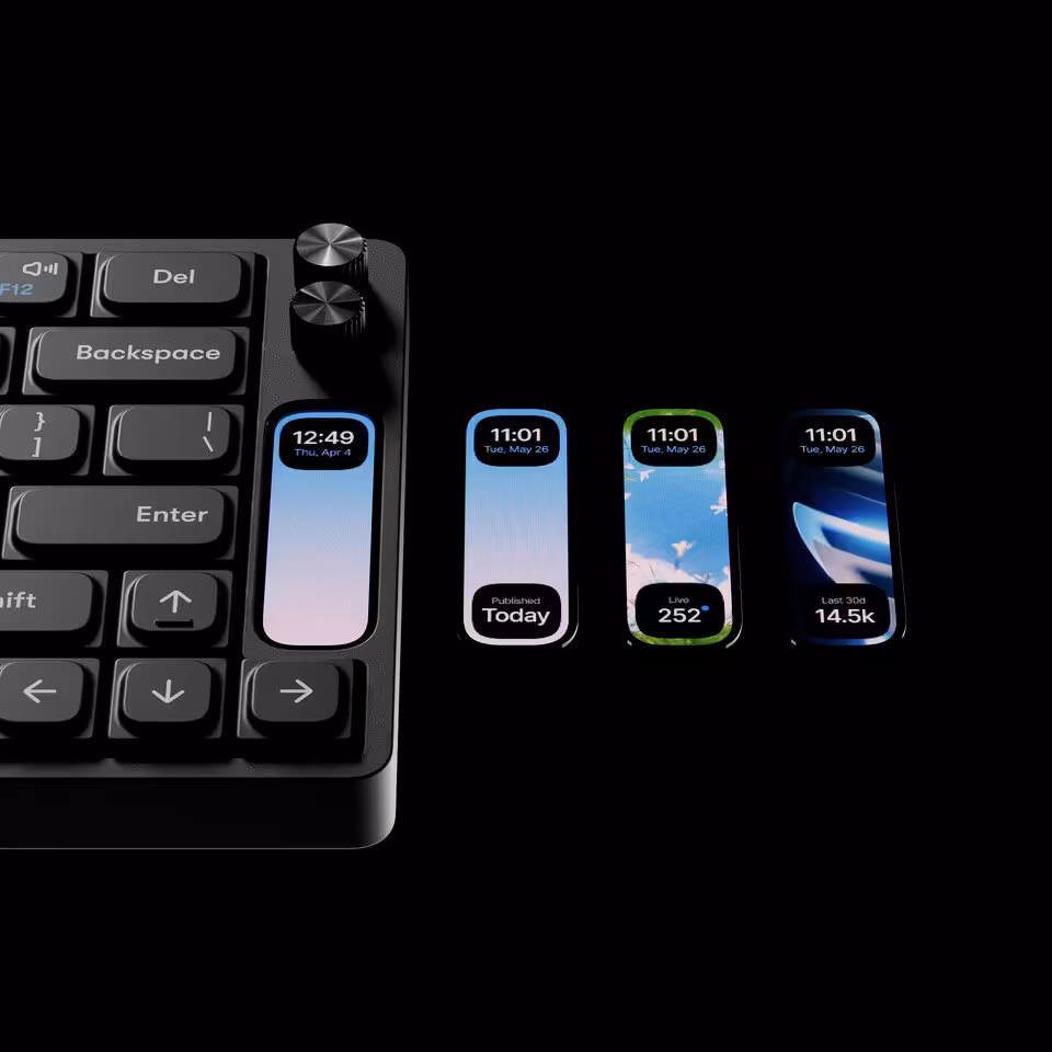Work Louder Framer F1 : un clavier 75 % avec écran LCD pour suivre son site en direct 2 Gros plan sur le clavier Work Louder Framer F1 avec écran intégré et molette, vue partielle de la rangée droite
