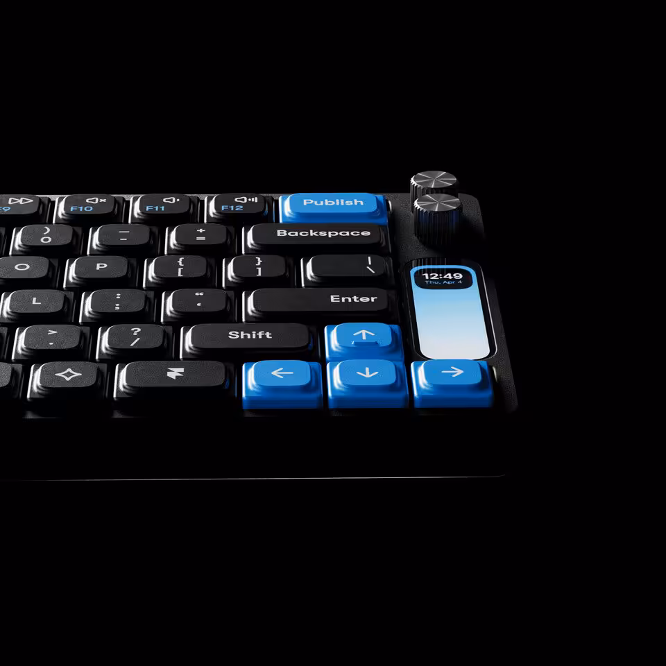 Work Louder Framer F1 : un clavier 75 % avec écran LCD pour suivre son site en direct 3 Clavier Work Louder Framer F1 noir avec touches bleues Publish, flèches et écran latéral intégré