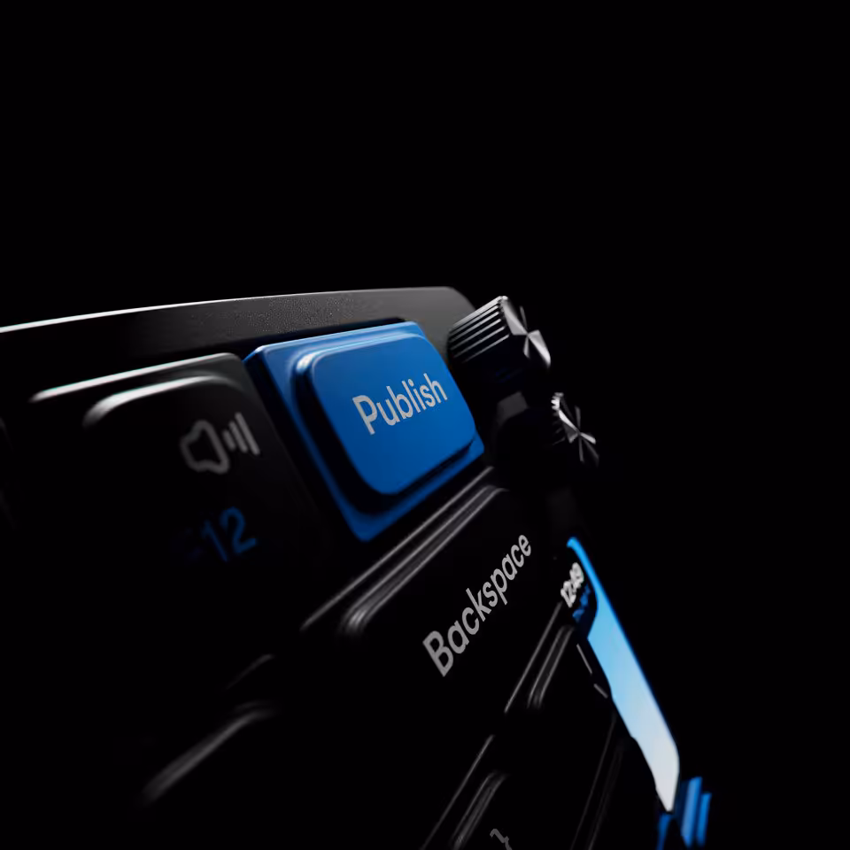Work Louder Framer F1 : un clavier 75 % avec écran LCD pour suivre son site en direct 4 Gros plan en angle sur la touche Publish du clavier Work Louder Framer F1 et sa molette