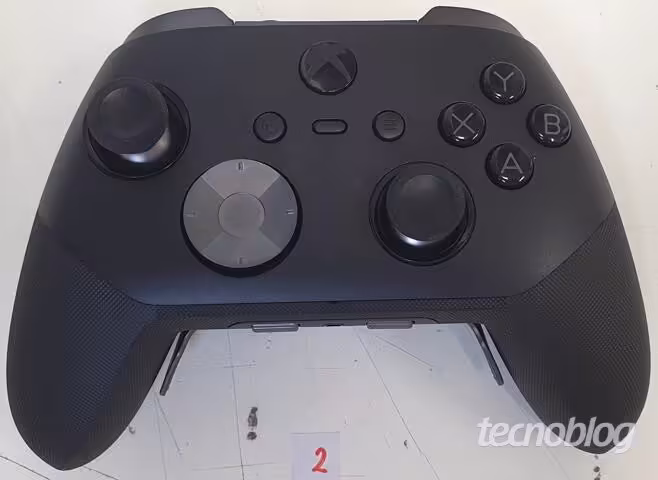 Manette Xbox Elite noire vue de face, avec sticks asymétriques, croix directionnelle métallique et boutons ABXY