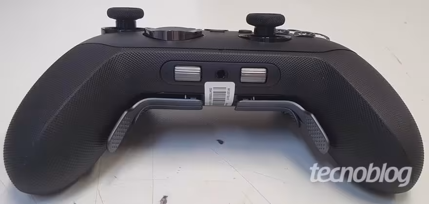 Vue arrière d’une manette Xbox Elite noire, avec gâchettes, boutons programmables et grip texturé