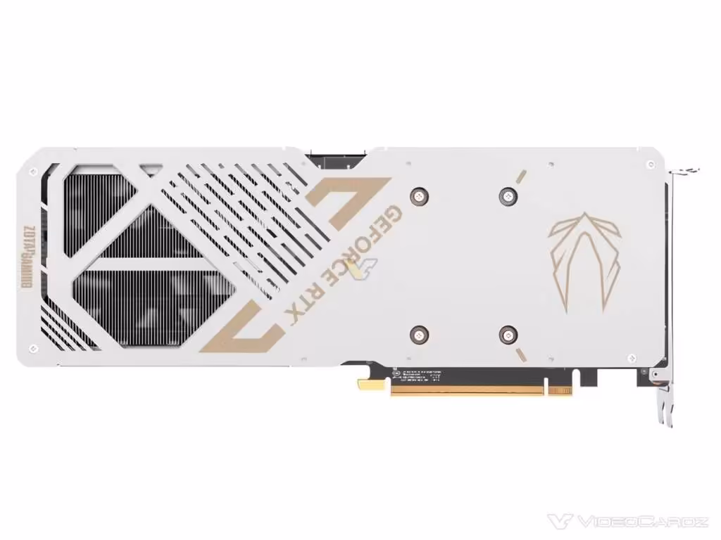 RTX 5070 : ZOTAC décline sa carte AMP en White Edition à 2587 MHz et 250 W 3 Dos de la carte ZOTAC RTX 5070 AMP White, design géométrique blanc et or