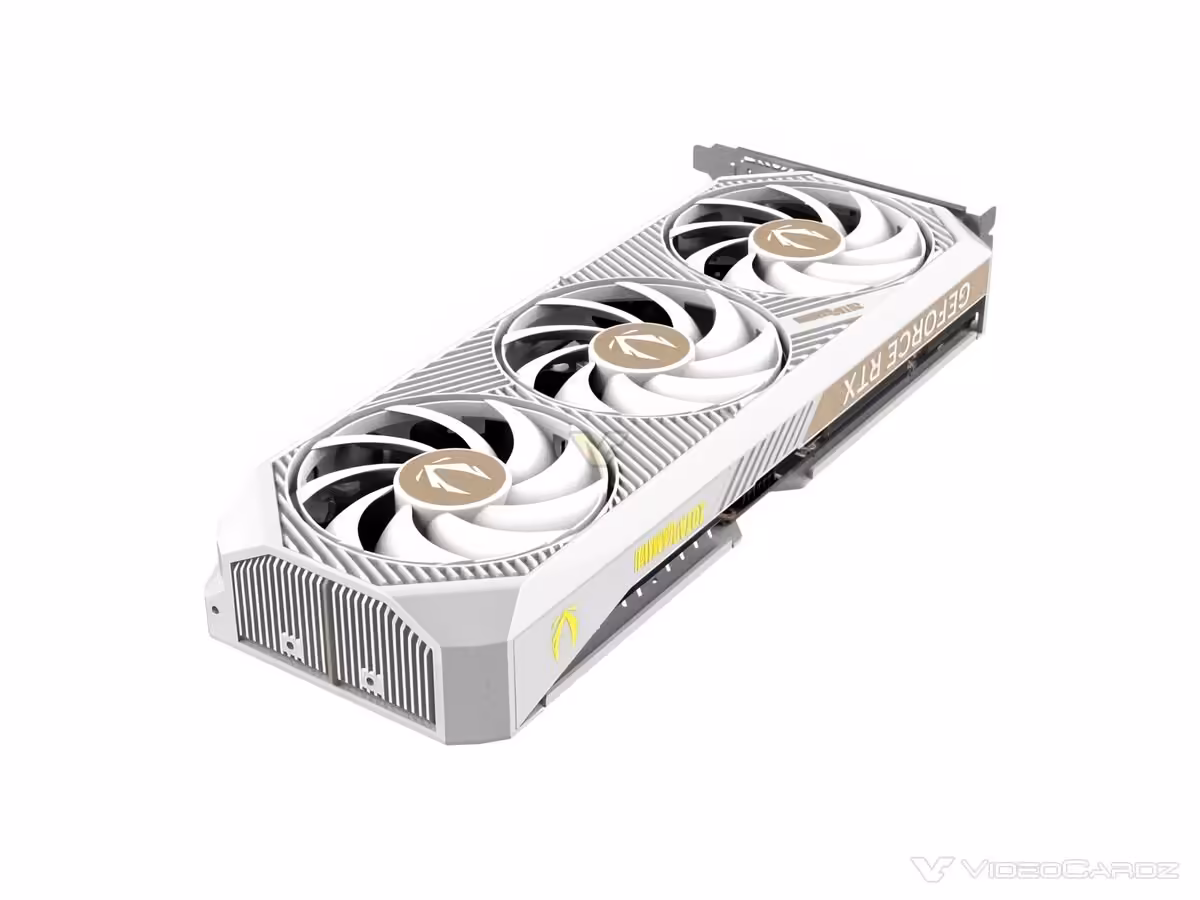 RTX 5070 : ZOTAC décline sa carte AMP en White Edition à 2587 MHz et 250 W 4 ZOTAC RTX 5070 AMP White, angle trois quart, ventilateurs visibles, design élégant