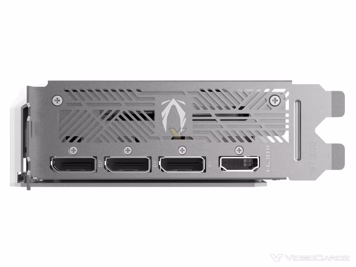 RTX 5070 : ZOTAC décline sa carte AMP en White Edition à 2587 MHz et 250 W 5 Ports arrière ZOTAC RTX 5070, métal argenté, quatre sorties vidéo, fond blanc