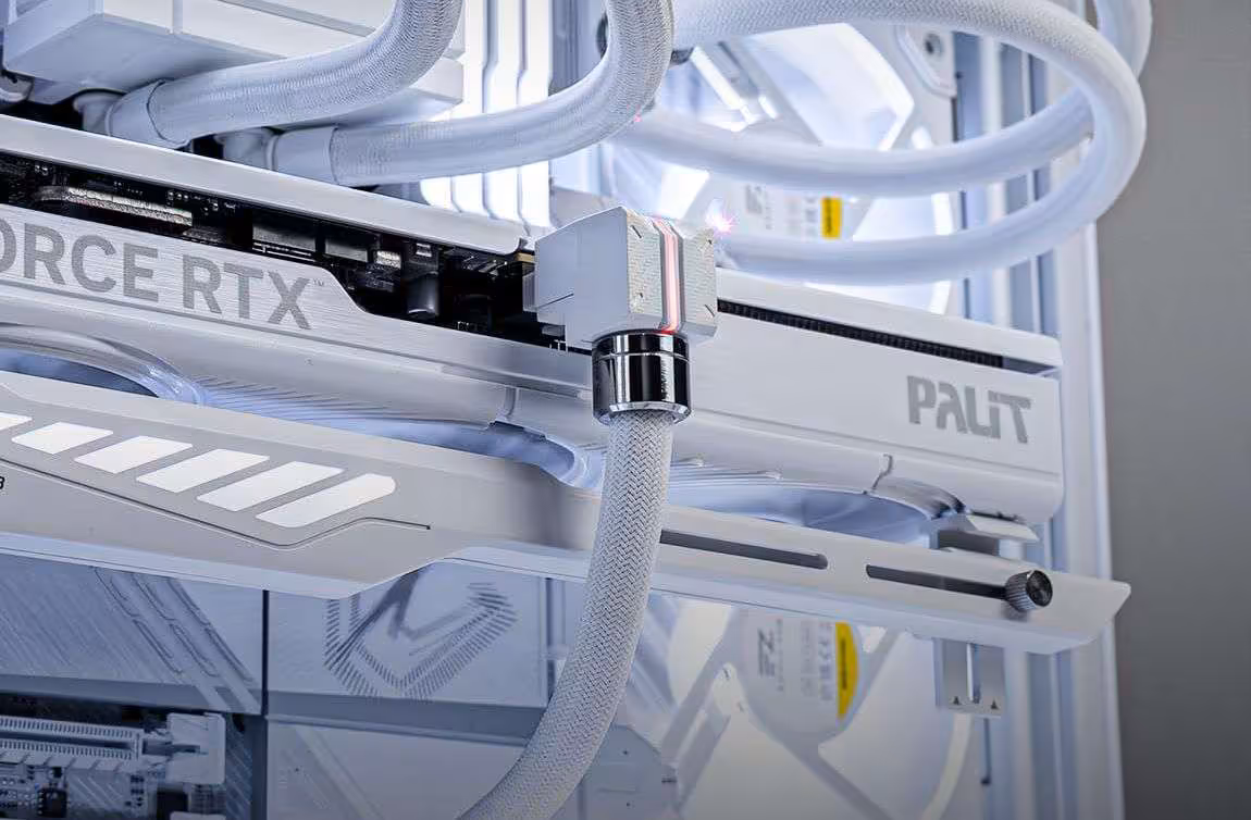 Carte graphique Palit GeForce RTX blanche avec câble RGB dans un boîtier éclairé