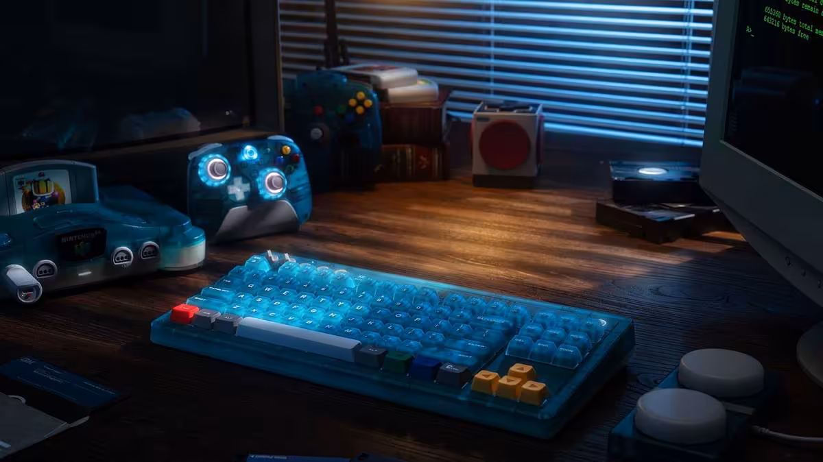 Clavier mécanique 8BitDo Retro 87 bleu transparent, manette rétro et accessoires gaming sur bureau