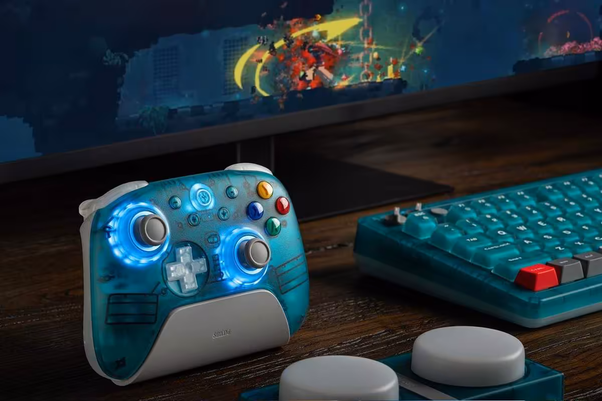 Manette 8BitDo translucide bleue avec éclairage RGB devant écran de jeu rétro