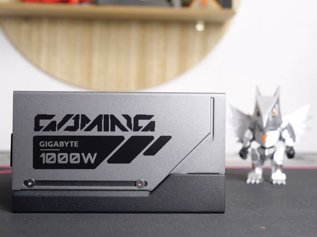 Le flanc affiche une identité gaming discrète, avec un marquage 1000 W gris sur noir.