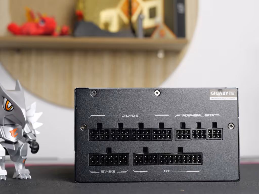 Le panneau modulaire sépare clairement les zones CPU/PCIe, SATA/PATA, ATX et GPU.