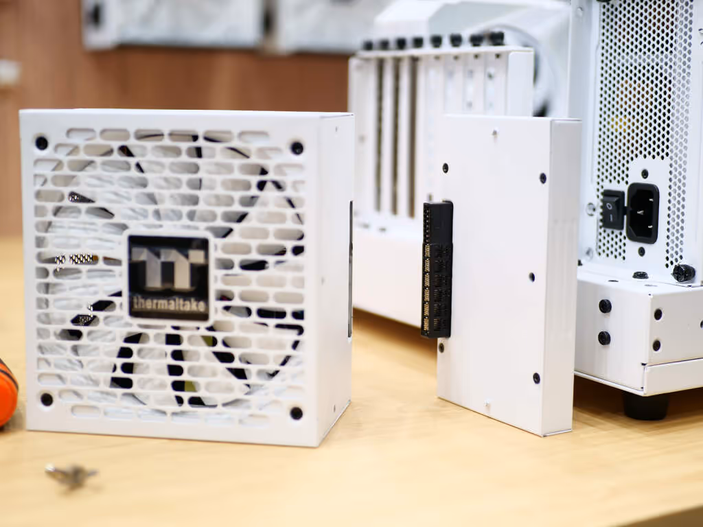 Thermaltake Dock Power : une alimentation PC que l’on remplace sans toucher aux câbles 6 Thermaltake Dock Power computex 2026 04