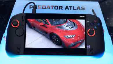 Console-PC portable Acer Predator Atlas 8 en premier plan avec écran affichant une démo de jeu