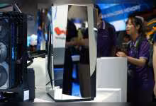 InWin AEON AIR ITX Silver avec panneaux réfléchissants sur le stand Computex 2026, vue de face en miroir