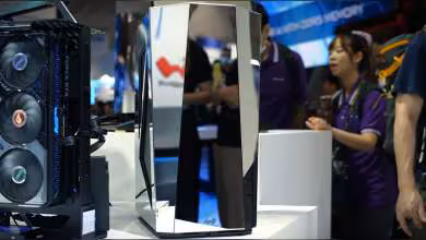InWin AEON AIR ITX Silver avec panneaux réfléchissants sur le stand Computex 2026, vue de face en miroir