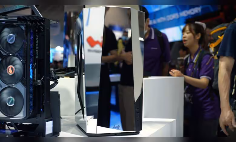 InWin AEON AIR : un boîtier ITX miroir spectaculaire, mais pas vraiment discret au bureau 1 InWin AEON AIR ITX Silver avec panneaux réfléchissants sur le stand Computex 2026, vue de face en miroir