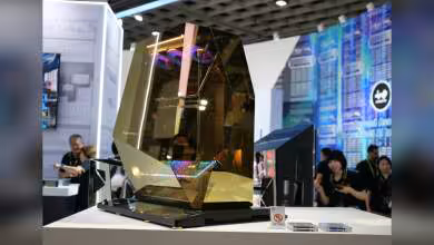 INWIN AEON Full Tower signature géant avec panneaux en verre fumé doré et éclairage interne en salon