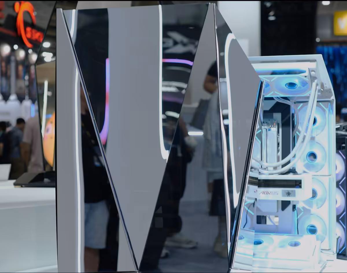 InWin AEON NEO : une coque miroir spectaculaire, mais un boîtier très massif à monter 9 InWin AEON NEO : une coque miroir spectaculaire, mais un boîtier très massif à monter