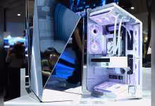 InWin AEON NEO avec coque miroir ouverte, squelette interne blanc et composants visibles sur stand d’exposition