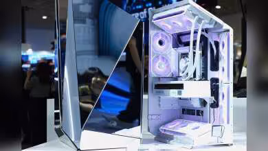 InWin AEON NEO avec coque miroir ouverte, squelette interne blanc et composants visibles sur stand d’exposition
