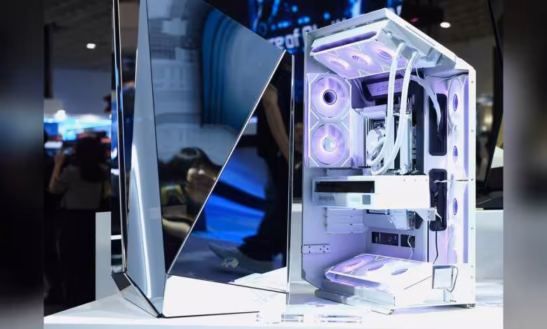 InWin AEON NEO : une coque miroir spectaculaire, mais un boîtier très massif à monter 1 InWin AEON NEO avec coque miroir ouverte, squelette interne blanc et composants visibles sur stand d’exposition