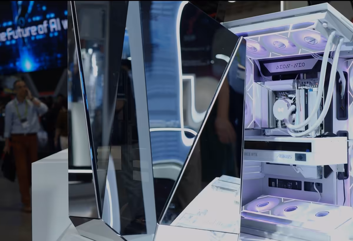 InWin AEON NEO : une coque miroir spectaculaire, mais un boîtier très massif à monter 6 Vue latérale InWin AEON NEO avec coque miroir ouverte et carte mère, ventilateurs RGB et GPU installés