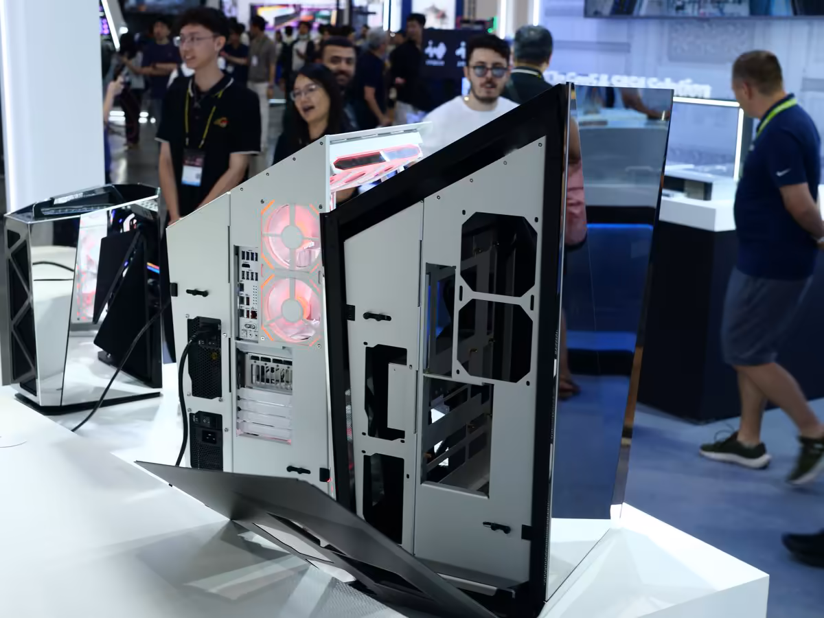 InWin AEON NEO : une coque miroir spectaculaire, mais un boîtier très massif à monter 4 InWin AEON NEO en présentation salon, coque miroir ouverte montrant squelette interne et alimentation en bas