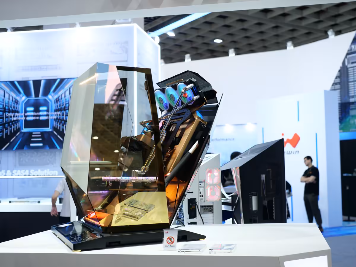 Vue du montage interne du boîtier INWIN AEON, panneau vitré signature et configuration premium en vitrine