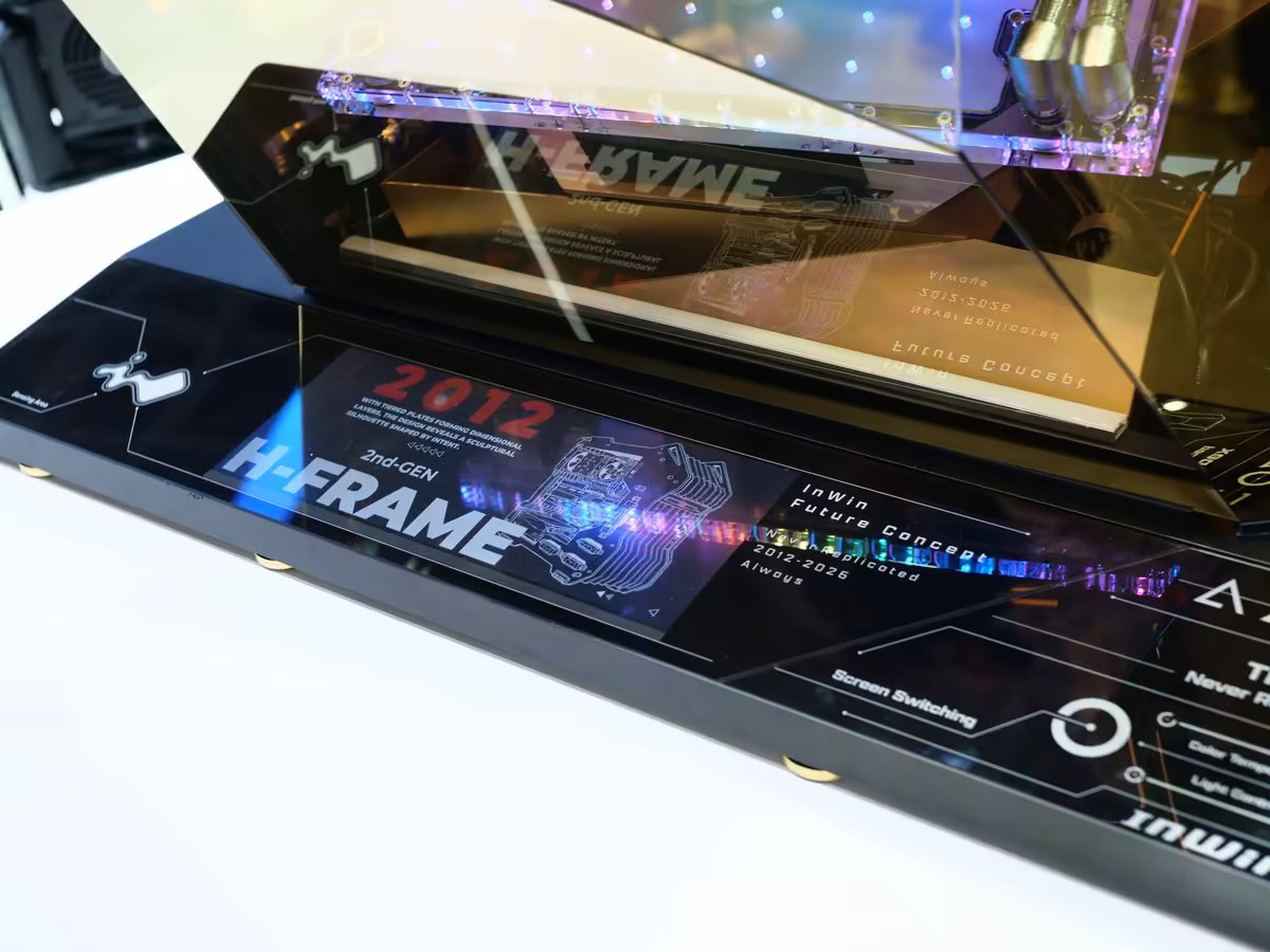 Détail d’un visuel et d’un texte sur la base du boîtier INWIN AEON exposé, avec circuits imprimés