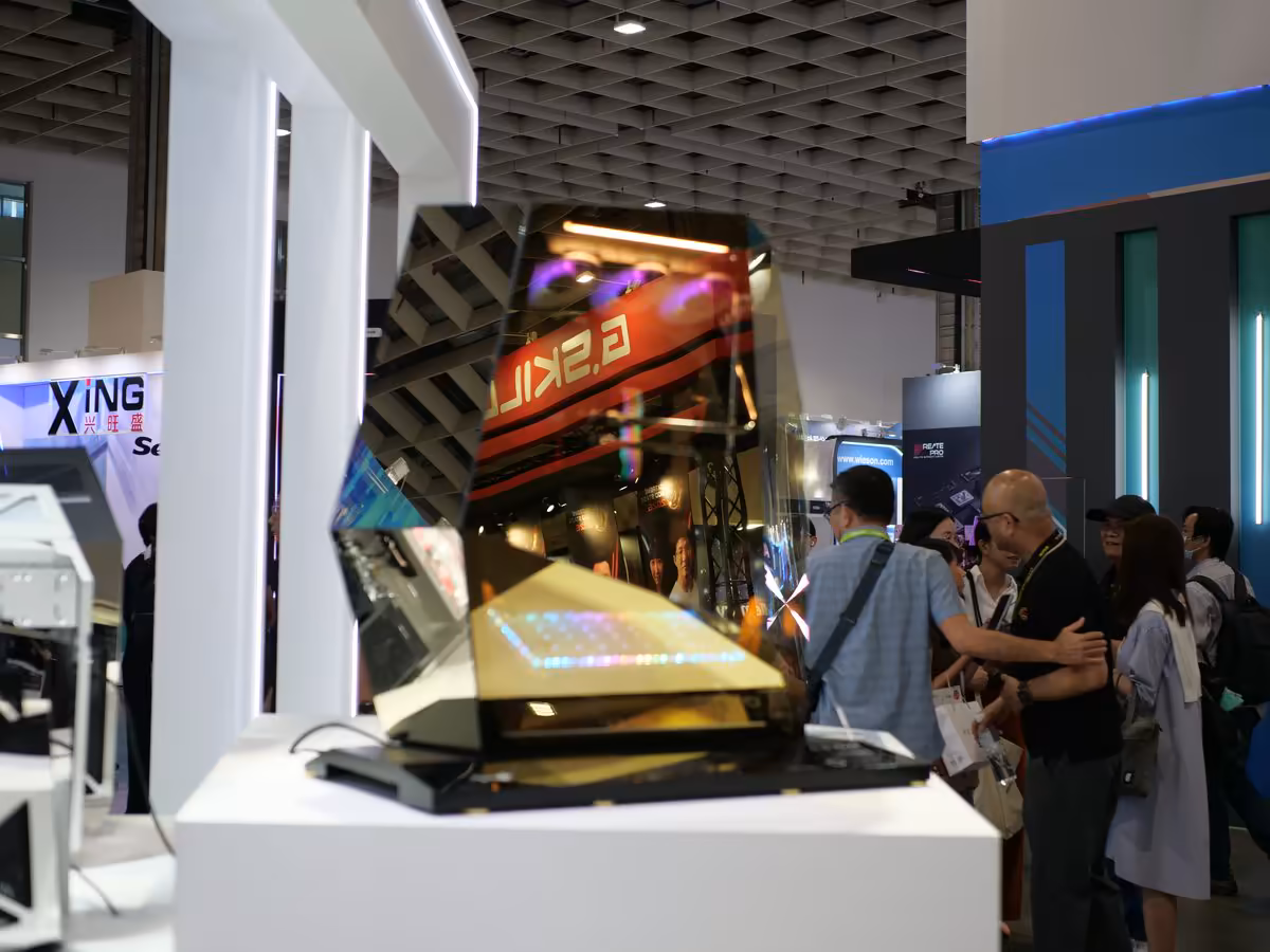 Boîtier INWIN AEON en présentation sur stand, grande structure vitrée et visiteurs autour en salon