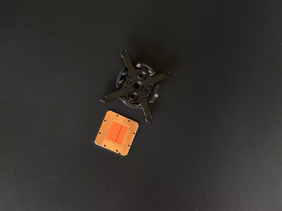 AIO Asetek Emma V3 : 1,5 °C de mieux et 45 % de bruit perçu en moins au Computex 2026 3 Support de fixation CPU Asetek Emma V3 avec plaque cuivre et bracket noir