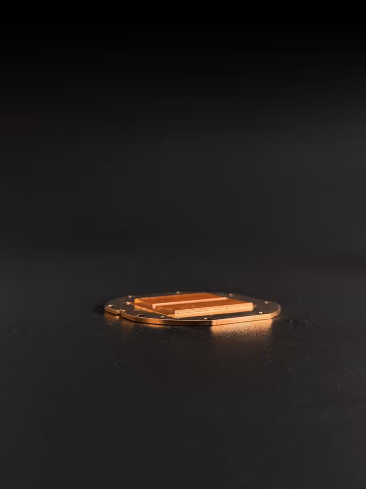 AIO Asetek Emma V3 : 1,5 °C de mieux et 45 % de bruit perçu en moins au Computex 2026 6 Plaque froide en cuivre Asetek Emma V3 posée seule sur fond noir