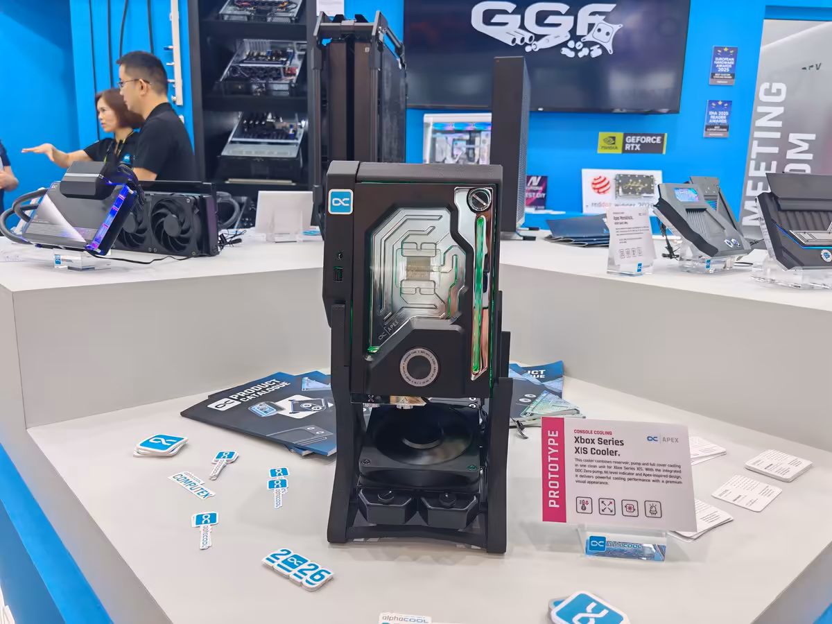 Alphacool Xbox Series X|S Cooler prototype APEX avec face full-cover et visuel réservoir liquide, stand Computex 2026