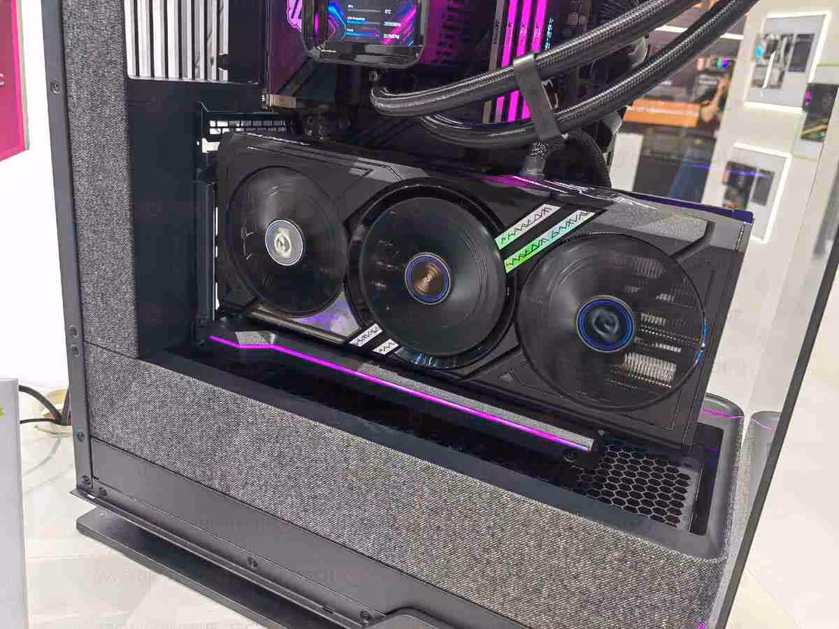 RX 9070 XT : ASRock expose un design Phantom Gaming avec connecteur 12V-2×6 3 Vue d'ensemble PC avec carte graphique ASRock Radeon, fond distrayant, éclairage néon coloré