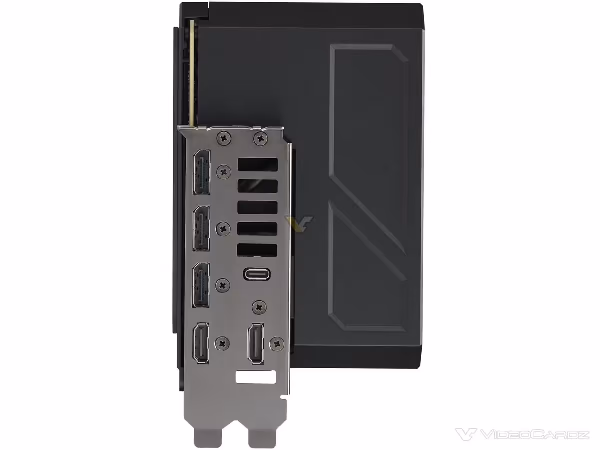 Vue latérale connectique ASUS RTX 5090, fond neutre.