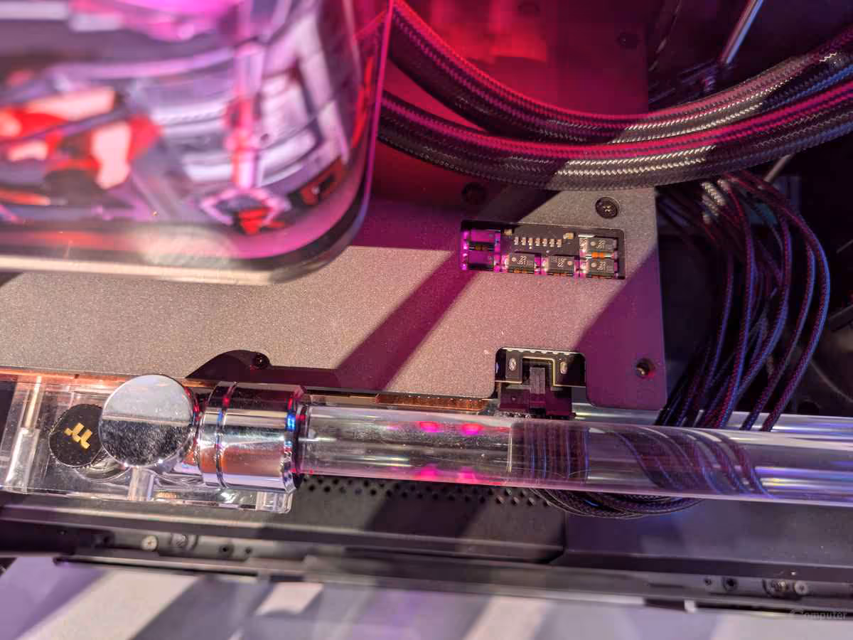 RTX 5090 à 48 V : ASUS pousse une carte modifiée à 1000 W via un seul câble 16 broches 3 Câblage interne visible avec éclairage coloré et détails nets