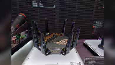 Routeur gamer ASUS ROG Rapture GT-BE98 Pro Edition 20 sur stand, vue de face avec antennes
