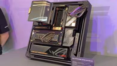 Photo ASUS ROG Crosshair en exposition, éclairage faible, fond violet