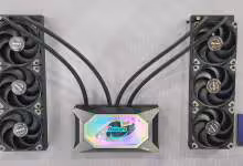 Dissipateur GPU AURAS, double ventilateur, éclairage RGB sur fond gris, contraste moyen