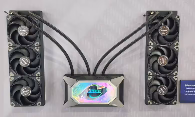 GPU 1000 W : AURAS expose à Computex un refroidisseur à double radiateur 360 mm 1 Dissipateur GPU AURAS, double ventilateur, éclairage RGB sur fond gris, contraste moyen