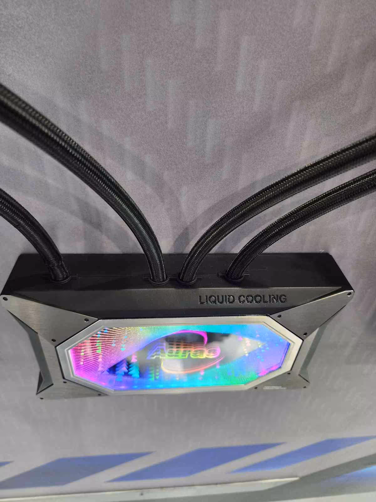 GPU 1000 W : AURAS expose à Computex un refroidisseur à double radiateur 360 mm 3 Zoom dissipateur AURAS, logo RGB, câbles noirs, fond gris, contraste élevé